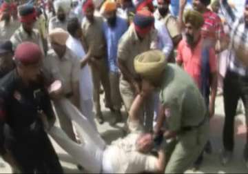 unemployed linemen shout slogans at punjab cm rally