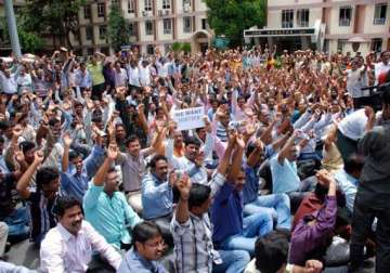 united andhra supporters stage sit in as house debates telangana bill