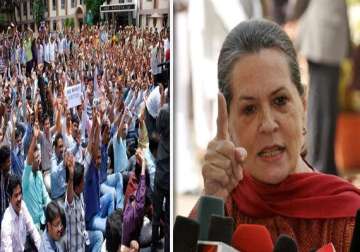 united andhra protesters build tomb for sonia gandhi in tirupati congress protests