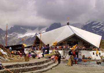 uttarakhand over 3 000 sikh pilgrims trapped in hemkunt sahib