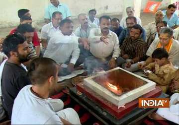 varanasi holds prayers for modi s success
