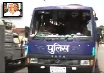 villagers pelt stones at nitish s convoy