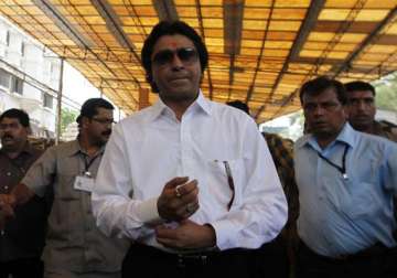 warrant issued against sho for not filing report in thackeray case