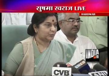 why can t pm sonia meet injured ramdev followers asks sushma