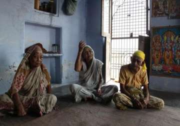 widows in varanasi celebrate raksha bandhan