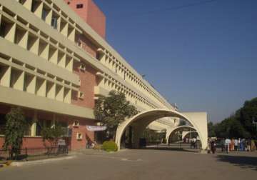 woman commits suicide in delhi hospital premises