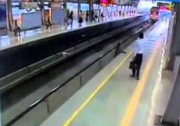 woman commits suicide at delhi metro station