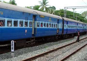 woman with kid jumps before moving train