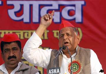 woman hurls slipper at mulayam at poll rally