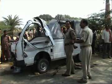 woman killed eight others injured in road mishap