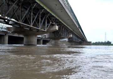 yamuna nears danger level in delhi people evacuated