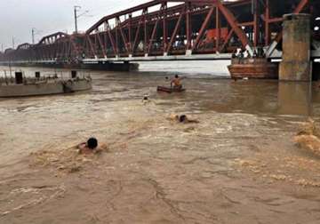 yamuna recedes in delhi but more people evacuated