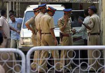 young police constable in thane shoots himself dead