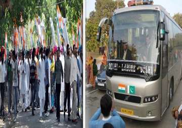 youth congress activists try to stop delhi lahore bus