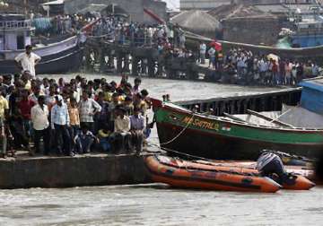 22 dead as boat capsizes in lake near chennai