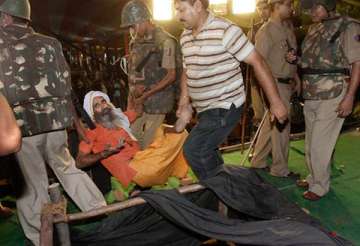 30 injured in midnight swoop on ramdev rally at ramlila maidan