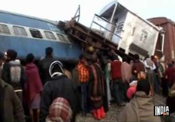 5 killed as brahmaputra mail collides with goods train