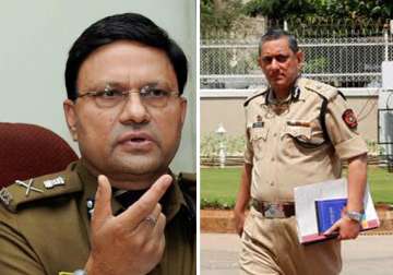 delhi police detain 3 ats men high drama follows