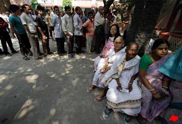 over 54 pc polling till 1 pm in bengal