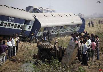 25 injured in passenger train derailment