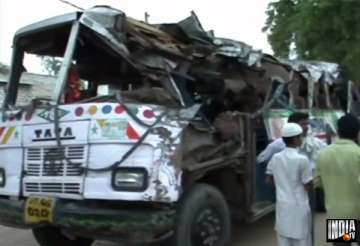 15 killed as bus rams into tree