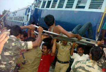25 killed 43 injured as hampi express rams into goods train