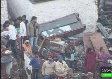 7 killed 35 injured in water tank collapse on bhopal slums