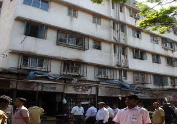 84 families evacuated as building develops cracks in thane