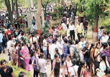 42 000 forms sold on first day of du registration