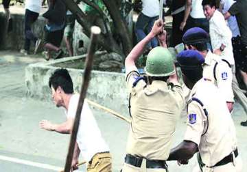 4 injured as protesters clash with police near manipur bhawan