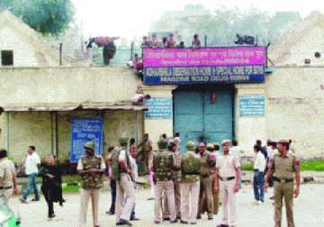 33 juveniles escape from delhi correctional home 15 held