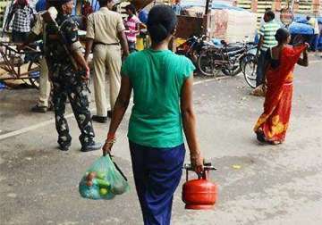 5 kg lpg cylinders to be sold at petrol pumps in 5 metros from october 5