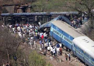 18 killed 19 killed 132 hurt as passenger train derails on konkan route