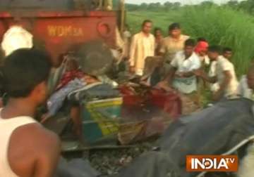 18 killed as train hits tempo in bihar