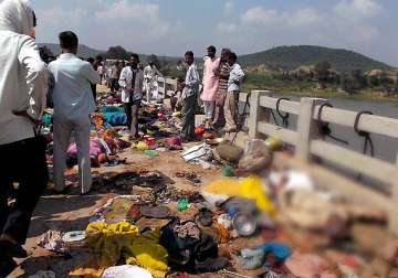 death toll in mp temple stampede climbs to 115