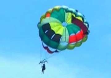 11 month old girl sent on solo parasailing by parents in kerala