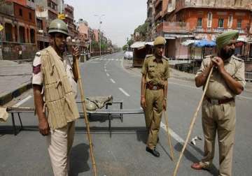 5 policemen among eight injured in clash 6 cops sent to line