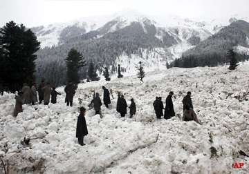 75 rescued after avalanche hits north kashmir