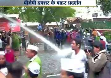 aap bjp workers clash in delhi lucknow kejriwal s car stoned in gujarat
