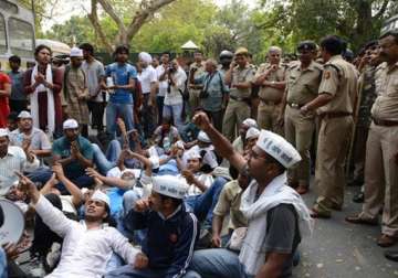 aap protest at jantar mantar to continue