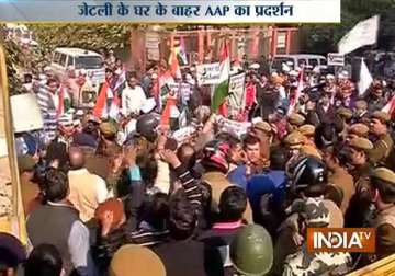aap workers protest outside arun jaitley s residence