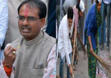 aap workers sweep road outside mp cm residence in bhopal