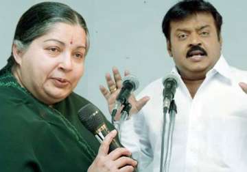 actor vijayakanth to support aiadmk