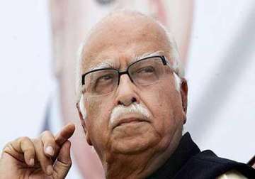 advani s copter hovers over meeting venue as pilot fails to locate helipad