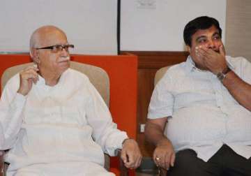 advani congratulates gadkari for stand on allegations