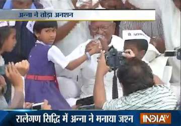 anna hazare breaks his indefinite fast