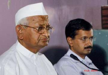 anna hazare distances himself from kejriwal s heckler