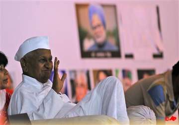 anna threatens fast unto death if govt uses force to take kejriwal to hospital