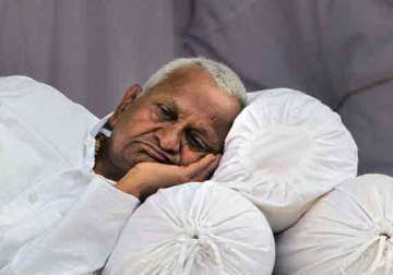 anna hazare extremely weak as his fast enters eighth day