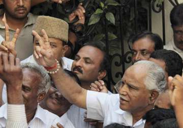 bjp govt in karnataka under threat after 13 mlas join yeddyurappa s rally